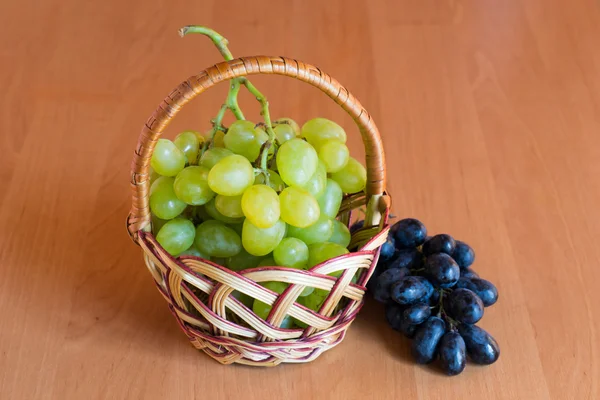 küçük sepet üzüm ile