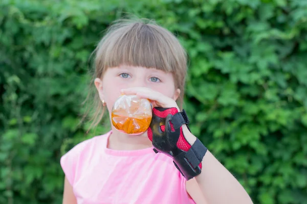 limonata içmeye kız