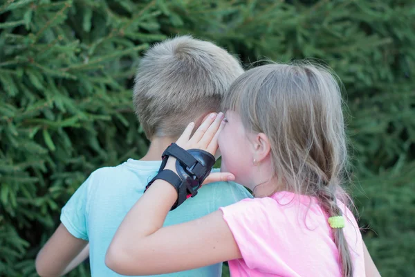 kız ve oğlan konuşuyor