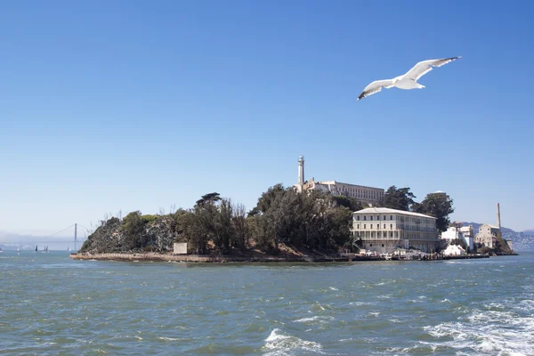 La isla de Alcatraz y la antigua prisión —  Fotos de Stock