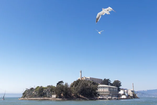 A ilha de Alcatraz e a antiga prisão — Fotografia de Stock