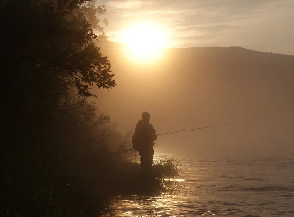 Balıkçı Sunrise nehrinde silüeti