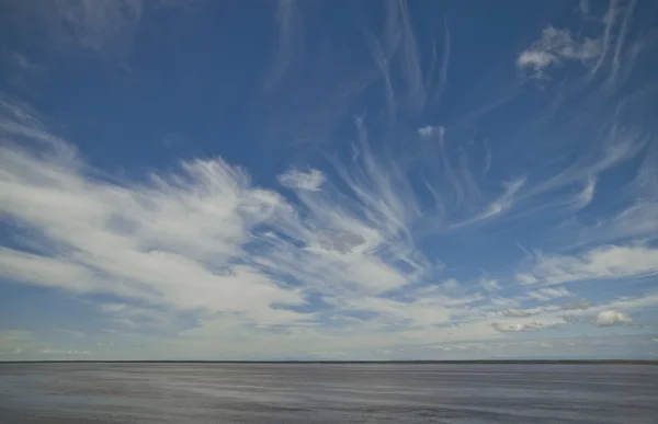 Nuvole nel cielo sopra l'acqua — Foto Stock