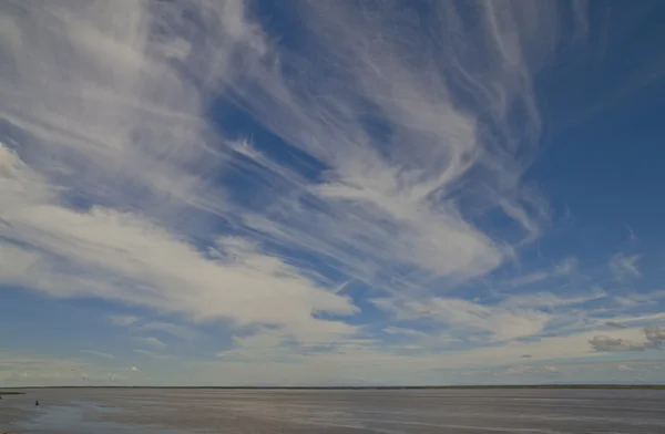 Nuvole nel cielo sopra l'acqua — Foto Stock