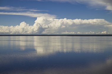 Su üzerinde gökyüzünde bulutlar
