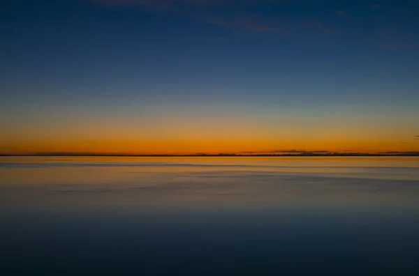 Zonsondergang boven het water — Stockfoto