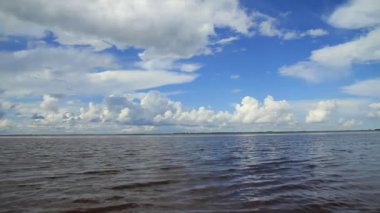 Nehir üzerinde gökyüzünde bulutlar