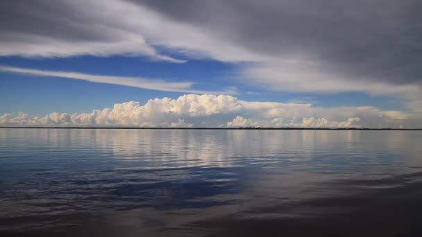 Wolken in de lucht over de rivier — Stockvideo