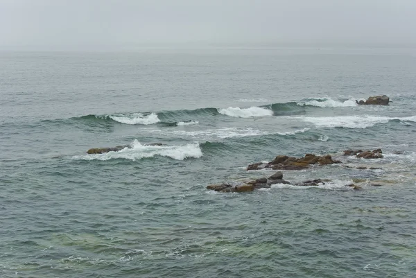 Onde marine che si infrangono sulle scogliere — Foto Stock