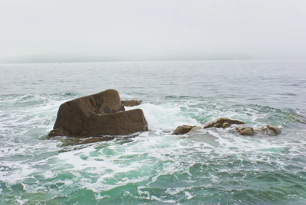 Ondas do mar quebrando nos recifes — Fotografia de Stock