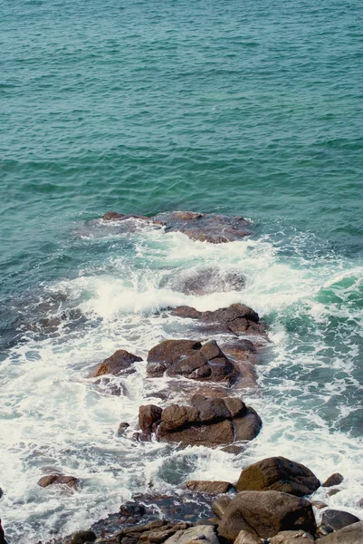 Onde marine che si infrangono sulle scogliere — Foto Stock