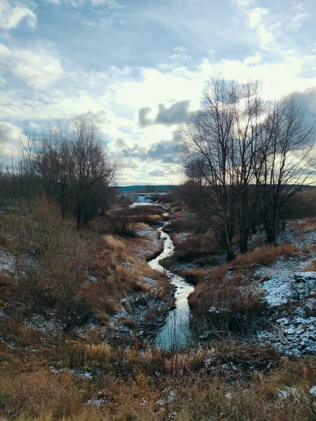 Ein Kleiner Fluss Einer Ebene Die Ufernähe Mit Schnee Und — Stockfoto