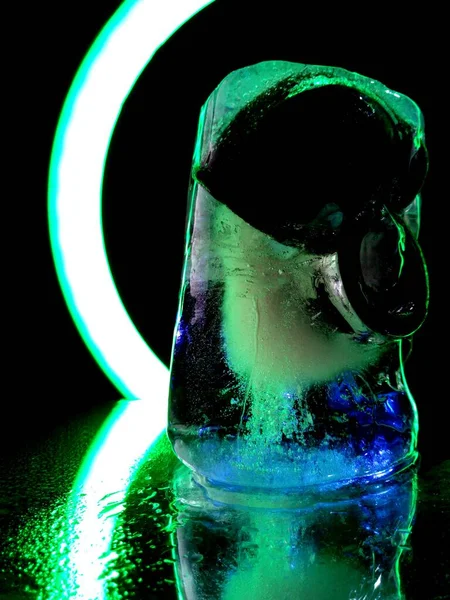 氷の中の金属物体との抽象的なマクロ写真 — ストック写真
