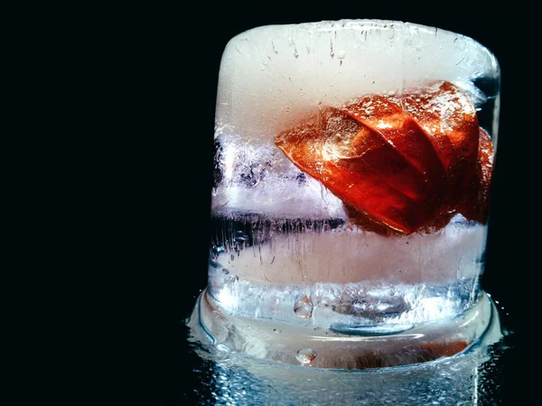 Abstrakte Nahaufnahme Einer Eiskomposition Die Einem Exotischen Alkoholischen Cocktail Ähnelt — Stockfoto