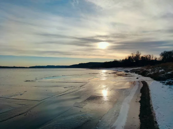 Wunderschöner Sonnenaufgang Auf Einem Eiskalten Fluss — Stockfoto