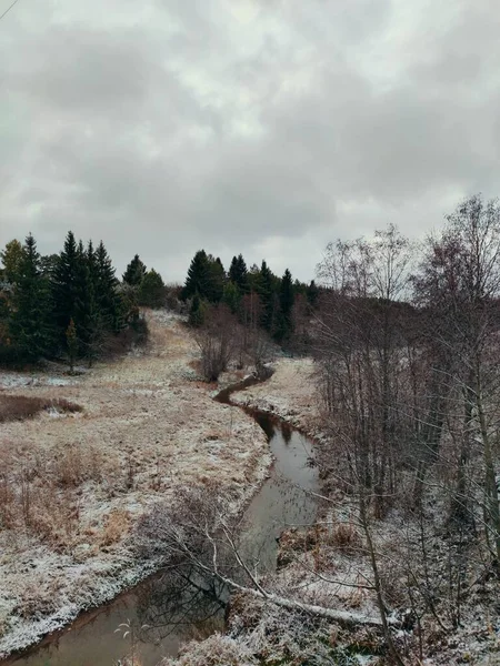 Primeira Queda Neve Entre Árvores Rio Sinuoso Terreno Montanhoso — Fotografia de Stock