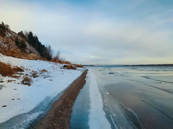 Eiskalte Flussküste Vor Dem Hintergrund Eines Berghanges Und Blauem Bewölkten — Stockfoto