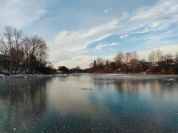 Gefrorene Schneebedeckte Oberfläche Des Sees Vor Blauem Himmel Mit Schönen — Stockfoto