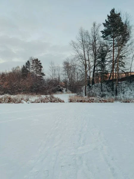 Landschaft Auf Einem Gefrorenen Und Schneebedeckten See Vor Der Kulisse — Stockfoto