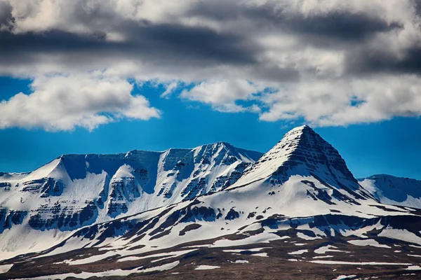 Neve, Islândia, montanha, montanhas, natureza, céu, nuvens, viagens, turismo — Fotografia de Stock