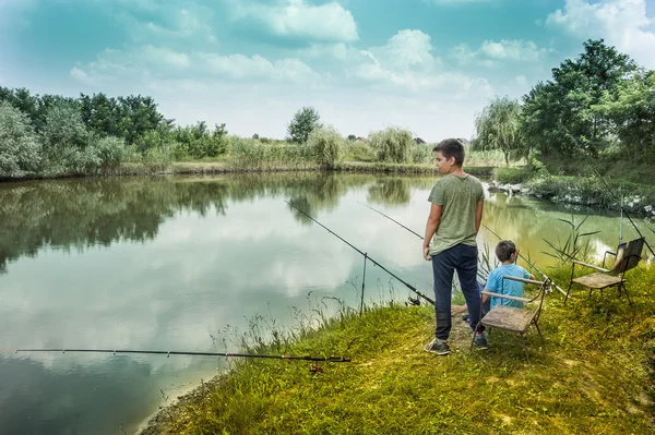 Père et fils pêchant sur la rivière — Photo