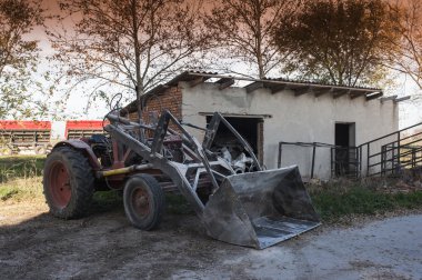 Çiftlikte silosu ile makine