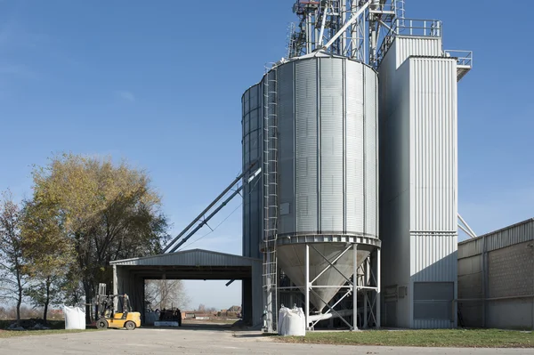 Details des Bauernhofes mit Silo — Stockfoto