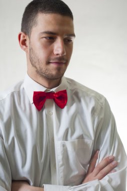  Genç adam bir papyon farklı ile dış giyim