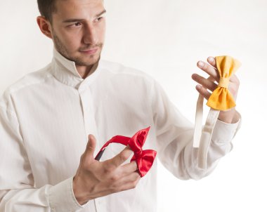  Genç adam bir papyon farklı ile dış giyim