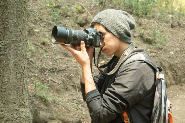 Homem Tirando Fotos Com Uma Câmera Profissional Dentro Uma Floresta — Fotografia de Stock