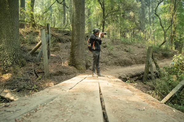 Een Man Die Foto Maakt Met Een Professionele Camera Een — Stockfoto