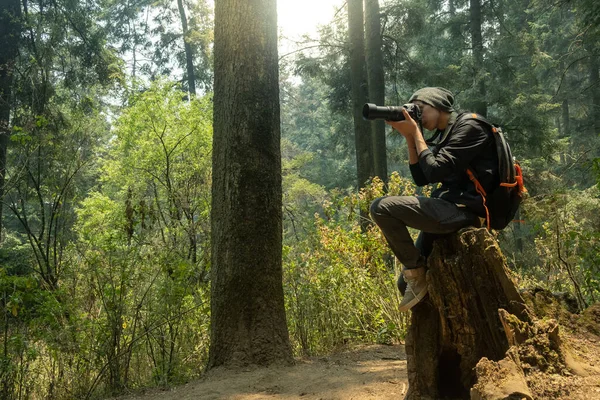Ein Mann Fotografiert Mit Einer Professionellen Kamera Wald — Stockfoto