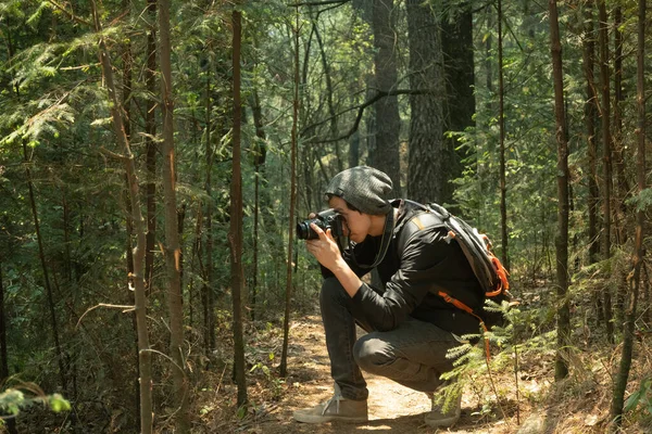 Ein Mann Fotografiert Mit Einer Professionellen Kamera Wald — Stockfoto