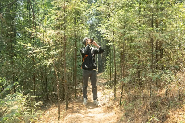 Ein Mann Fotografiert Mit Einer Professionellen Kamera Wald — Stockfoto