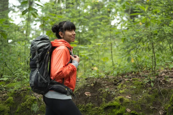 Jonge Vrouwelijke Wandelaar Reiziger Die Door Het Bos Loopt Haar — Stockfoto