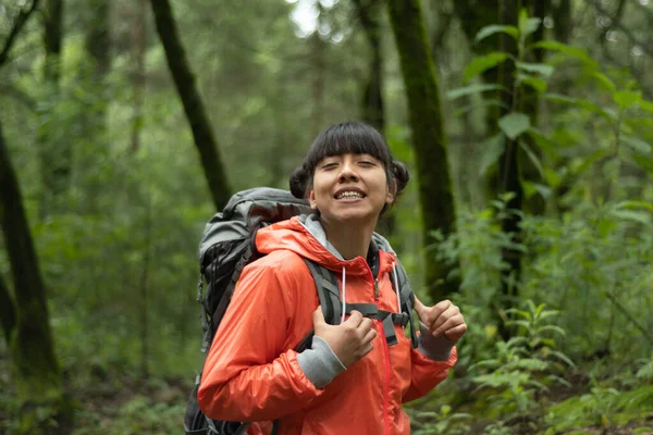 Jonge Vrouwelijke Wandelaar Reiziger Die Door Het Bos Loopt Haar — Stockfoto
