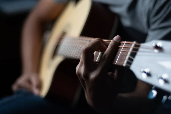 Hand Doing Akord Pozycje Gitarze Akustycznej — Zdjęcie stockowe