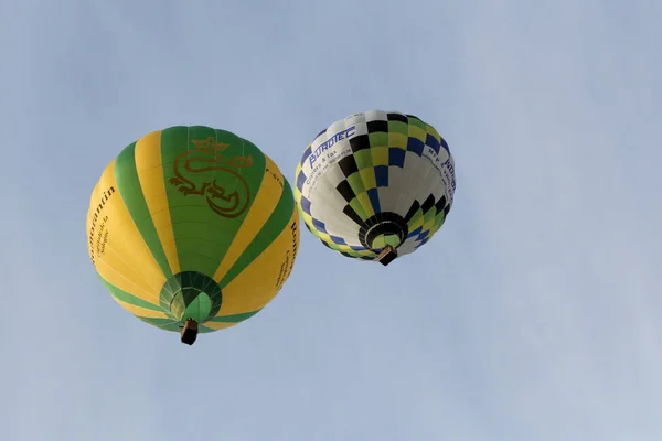 Dwa Balony Ogrzane Powietrze Latają Niebieskim Niebie Lecie Zbliżenie Belgii — Zdjęcie stockowe