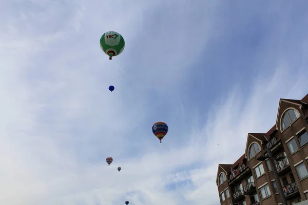 Una Gran Cantidad Hermosos Globos Aire Caliente Diferentes Colores Está —  Fotos de Stock