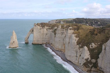 Ettretat Normandiya 'nın güzel beyaz kayalık kıyıları, Fransa' nın ünlü kemeriyle yazın