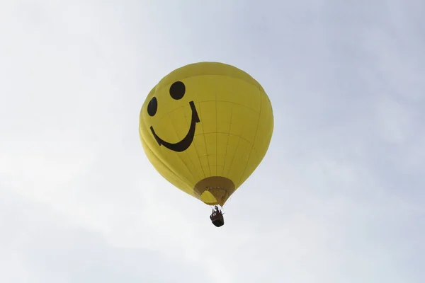 Globo Aire Caliente Amarillo Con Sonriente Aire Primer Plano Cielo —  Fotos de Stock