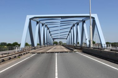 Hollanda 'daki Swing Köprüsü, Gent-Terneuzen Kanalı' nın üzerinden geçiyor.