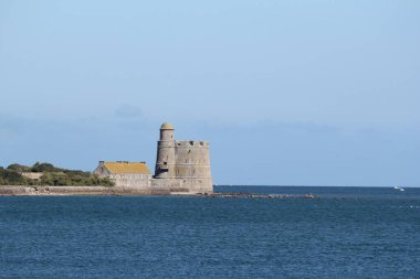 Fransa 'nın Normandiya şehrinde Saint Vast la Hougue' da Fransız sahilinde bir vauban kulesi.  