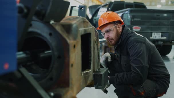 Ein Mechaniker Beobachtet Das Bohren Des Fahrwerks — Stockvideo