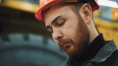 Tamirci evrakları doldurur. Çöp kamyonunun karşısındaki endüstriyel garajda. Yakın plan..