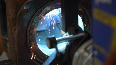Metal yüzeyi. Bu video alt takımların sıkıcı prosedürlerini gösteriyor..