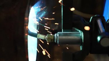 Metal yüzeyi. Bu video alt takımların sıkıcı prosedürlerini gösteriyor..