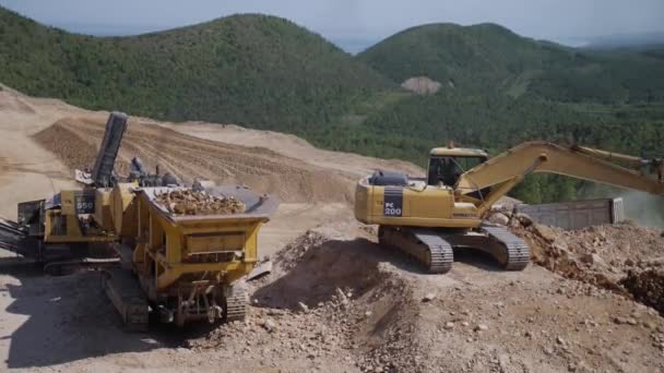 尤兹诺 萨哈林斯克 2021年7月1日 一台Komatsu Pc200挖掘机将岩石装入压碎装置中加工成压碎岩石 — 图库视频影像