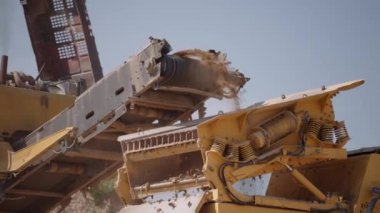 Yuzhno-Sakhalinsk, 1 Temmuz 2021. Komatsu mobil ezme sisteminin çalışması.