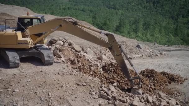 Yuzhno Sakhalinsk Ιουλίου 2021 Ένας Εκσκαφέας Komatsu Pc200 Φορτώνει Πετρώματα — Αρχείο Βίντεο